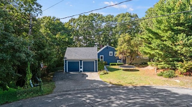 7 W Hill Rd, Plymouth, MA 02360
