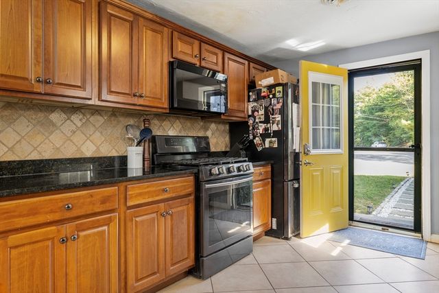 7 W Hill Rd, Plymouth, MA 02360