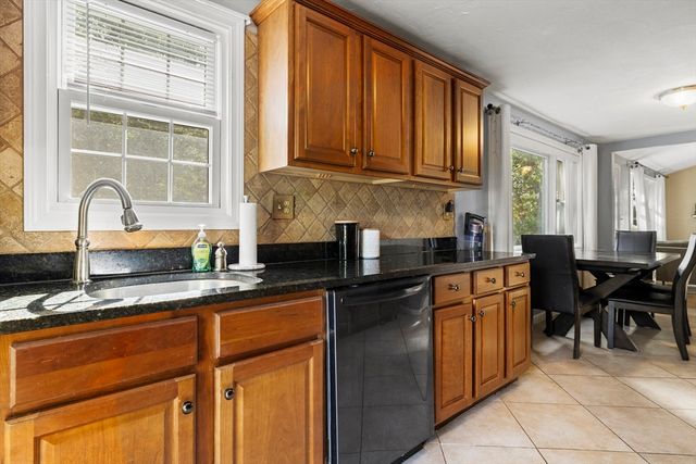 7 W Hill Rd, Plymouth, MA 02360