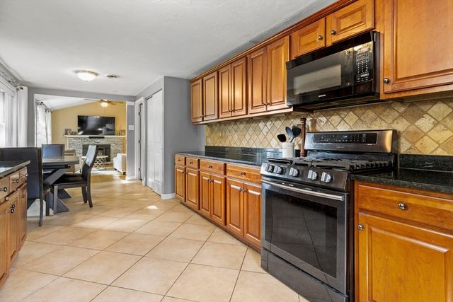 7 W Hill Rd, Plymouth, MA 02360