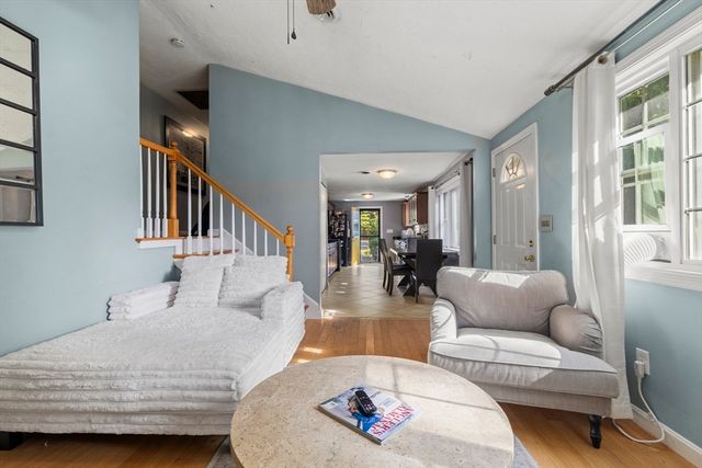 7 W Hill Rd, Plymouth, MA 02360