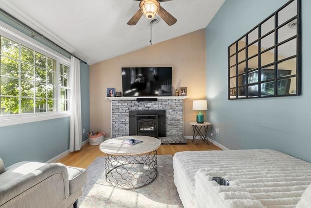 7 W Hill Rd, Plymouth, MA 02360