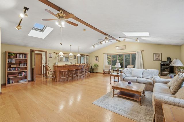 15 Regis Rd, Tewksbury, MA 01876