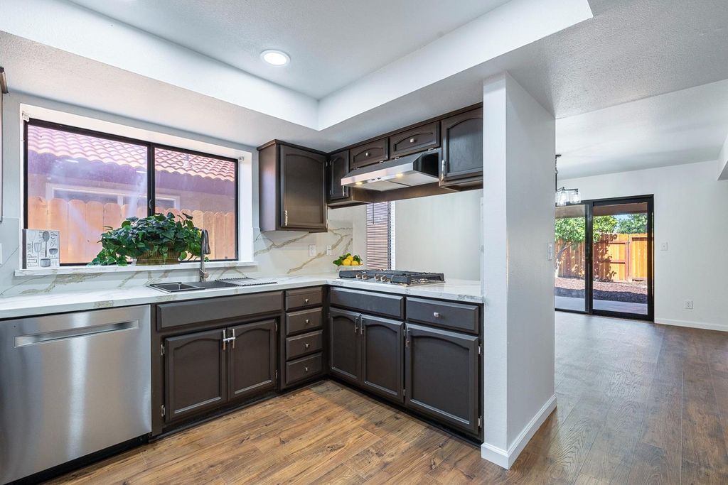 Image 12 of property listing at 909 Barnett Way, Madera, CA 93637