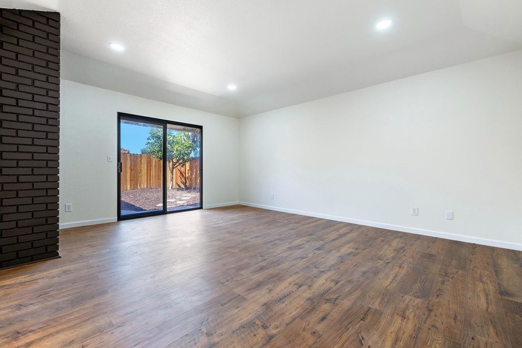 Image 15 of property listing at 909 Barnett Way, Madera, CA 93637