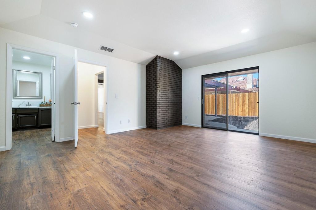 Image 17 of property listing at 909 Barnett Way, Madera, CA 93637