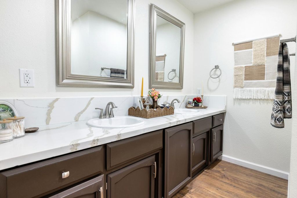 Image 18 of property listing at 909 Barnett Way, Madera, CA 93637