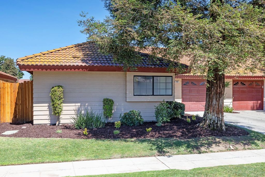 Image 2 of property listing at 909 Barnett Way, Madera, CA 93637