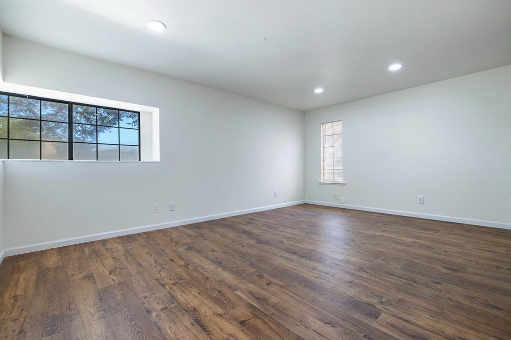 Image 20 of property listing at 909 Barnett Way, Madera, CA 93637