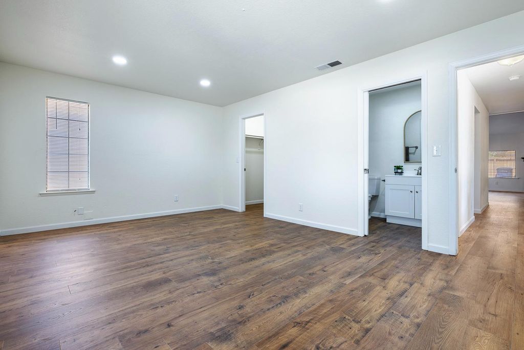 Image 21 of property listing at 909 Barnett Way, Madera, CA 93637