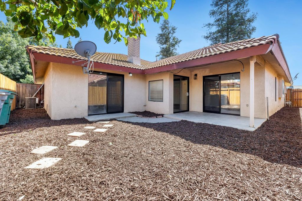 Image 23 of property listing at 909 Barnett Way, Madera, CA 93637