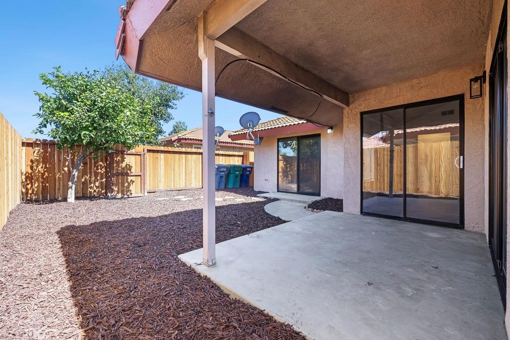 Image 25 of property listing at 909 Barnett Way, Madera, CA 93637