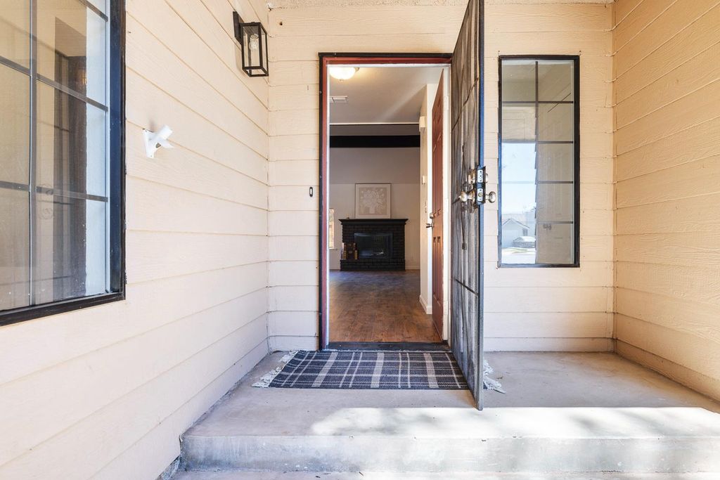 Image 3 of property listing at 909 Barnett Way, Madera, CA 93637