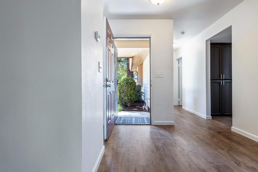 Image 4 of property listing at 909 Barnett Way, Madera, CA 93637
