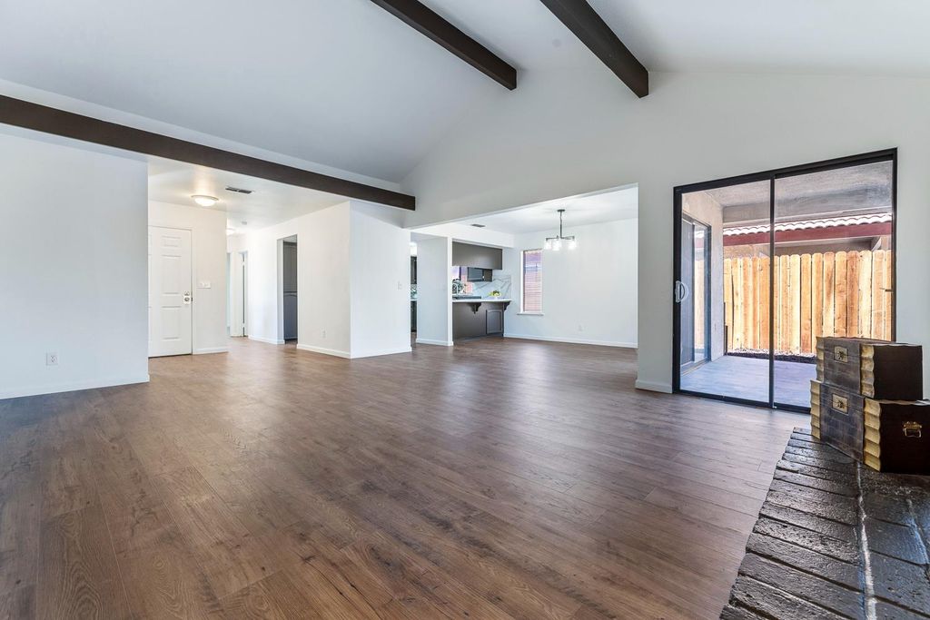 Image 6 of property listing at 909 Barnett Way, Madera, CA 93637