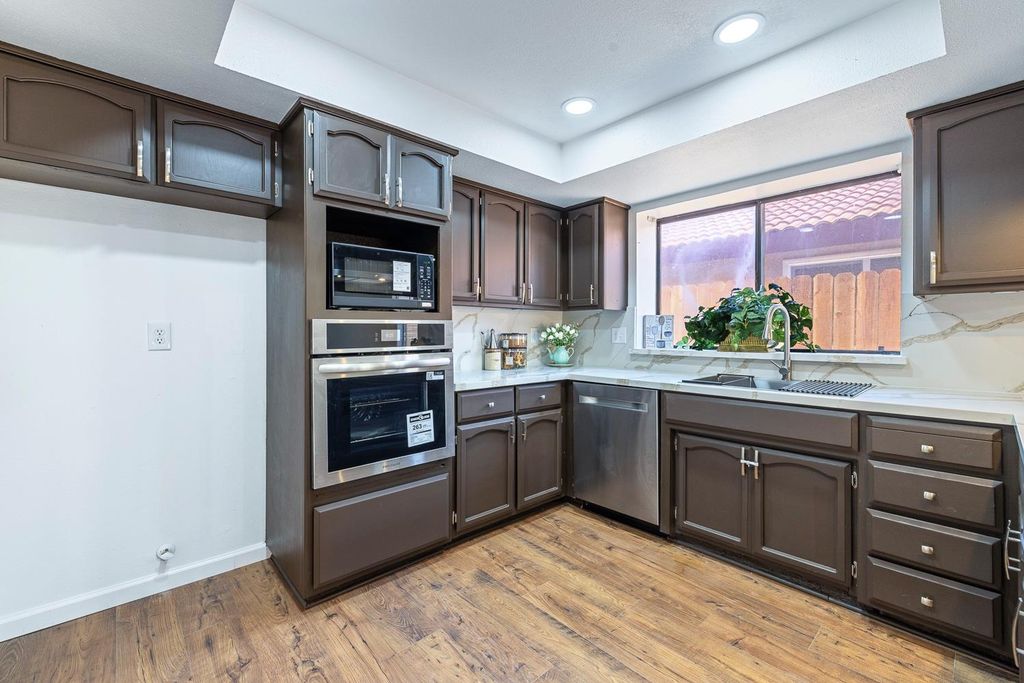 Image 9 of property listing at 909 Barnett Way, Madera, CA 93637