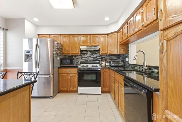 103 Timber Oaks Road, Edison, NJ 08820