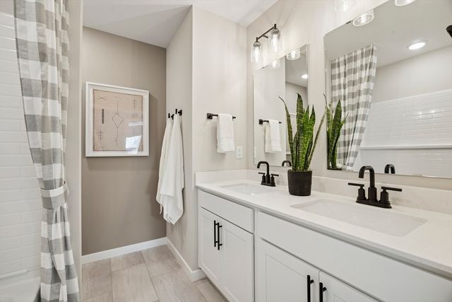 24 Emerald Run 57, Shrewsbury, MA 01545