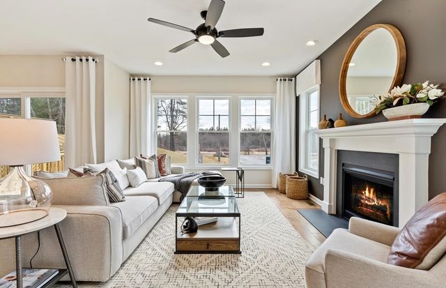 24 Emerald Run 57, Shrewsbury, MA 01545