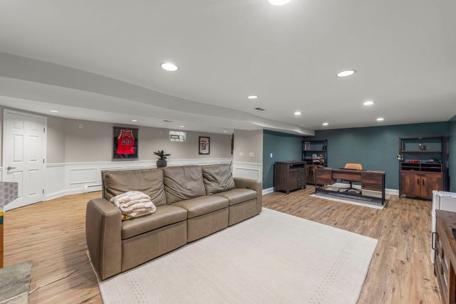 390 S Kenilworth Avenue, Glen Ellyn, IL 60137