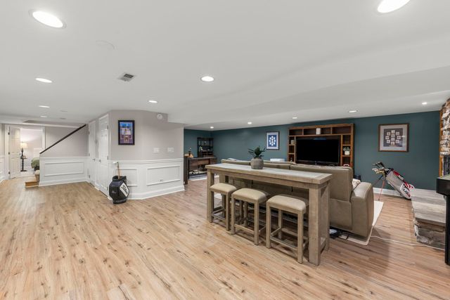 390 S Kenilworth Avenue, Glen Ellyn, IL 60137