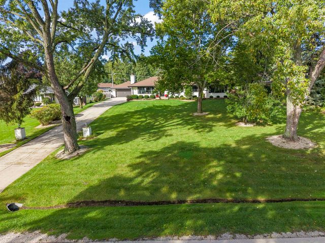 390 S Kenilworth Avenue, Glen Ellyn, IL 60137