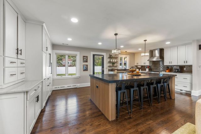 390 S Kenilworth Avenue, Glen Ellyn, IL 60137