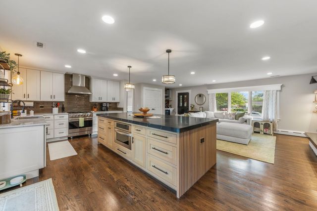 390 S Kenilworth Avenue, Glen Ellyn, IL 60137