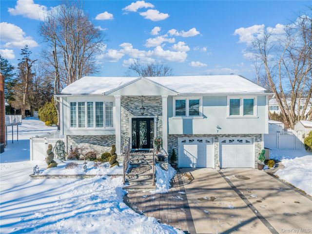 7 Dunhill Road, Manhasset Hills, NY 11040