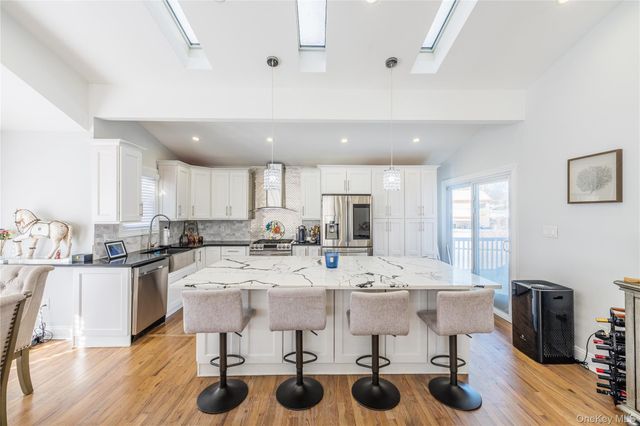 7 Dunhill Road, Manhasset Hills, NY 11040