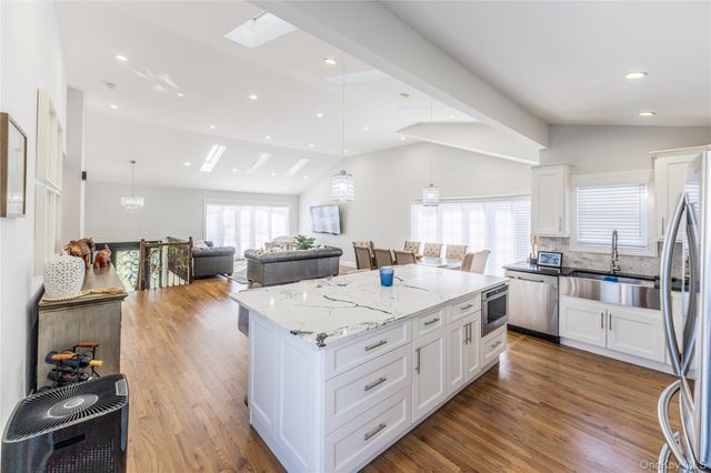 7 Dunhill Road, Manhasset Hills, NY 11040