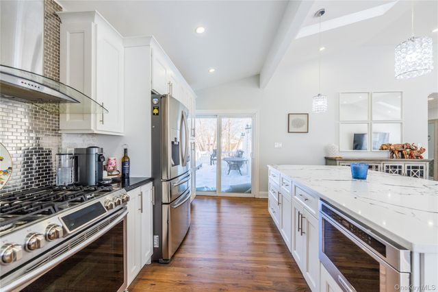 7 Dunhill Road, Manhasset Hills, NY 11040