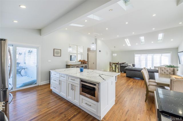 7 Dunhill Road, Manhasset Hills, NY 11040