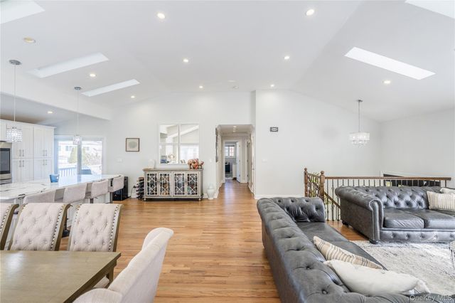 7 Dunhill Road, Manhasset Hills, NY 11040