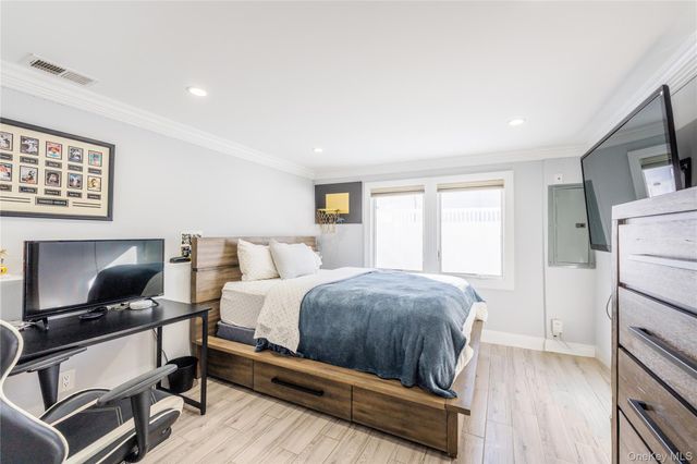 7 Dunhill Road, Manhasset Hills, NY 11040