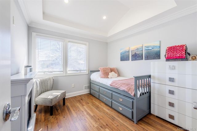 7 Dunhill Road, Manhasset Hills, NY 11040