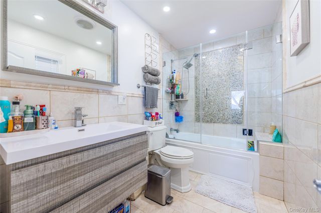 7 Dunhill Road, Manhasset Hills, NY 11040