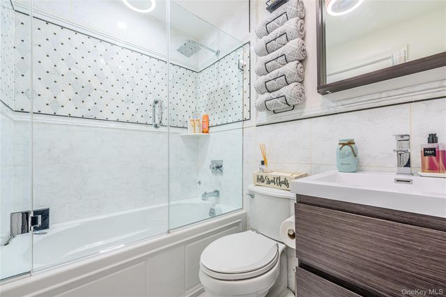 7 Dunhill Road, Manhasset Hills, NY 11040