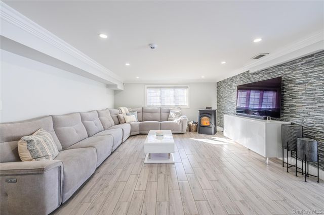 7 Dunhill Road, Manhasset Hills, NY 11040