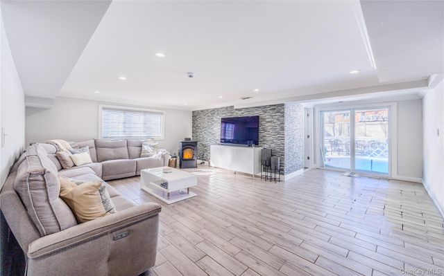 7 Dunhill Road, Manhasset Hills, NY 11040