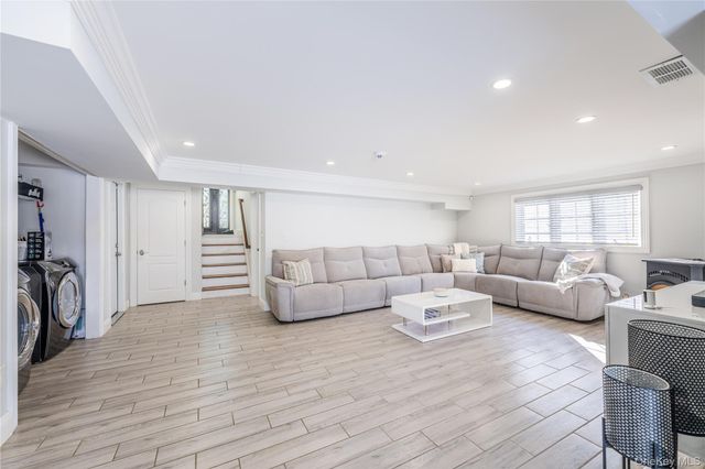 7 Dunhill Road, Manhasset Hills, NY 11040