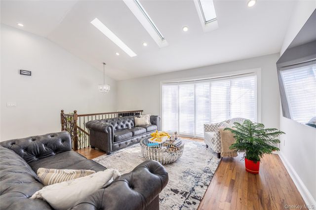 7 Dunhill Road, Manhasset Hills, NY 11040