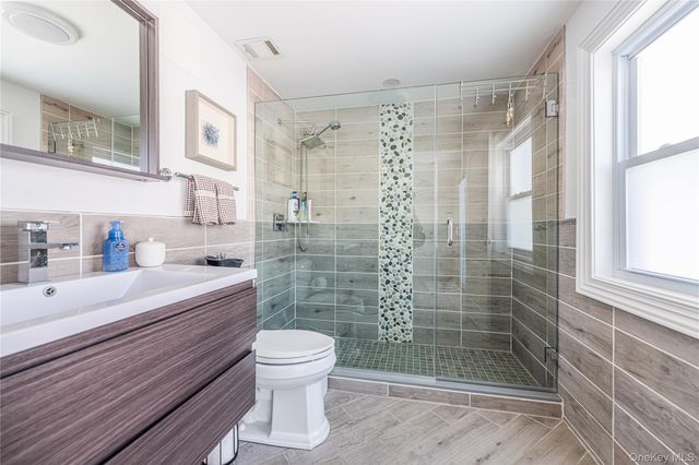 7 Dunhill Road, Manhasset Hills, NY 11040