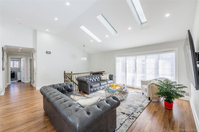 7 Dunhill Road, Manhasset Hills, NY 11040