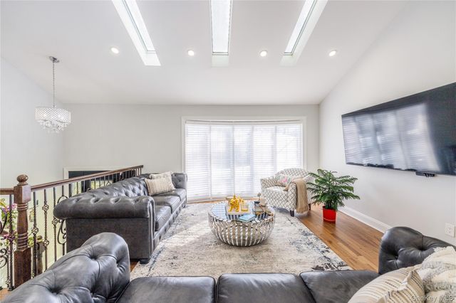 7 Dunhill Road, Manhasset Hills, NY 11040