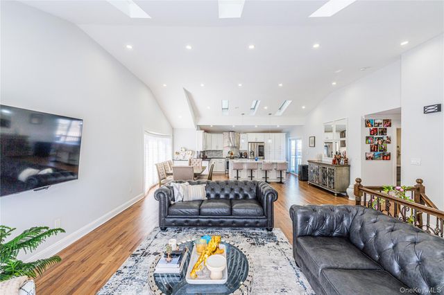 7 Dunhill Road, Manhasset Hills, NY 11040