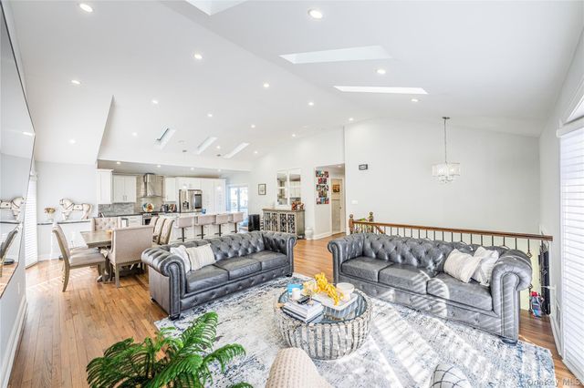 7 Dunhill Road, Manhasset Hills, NY 11040