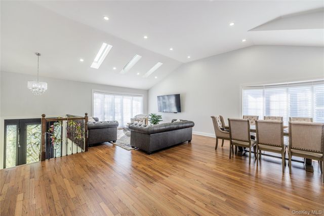 7 Dunhill Road, Manhasset Hills, NY 11040