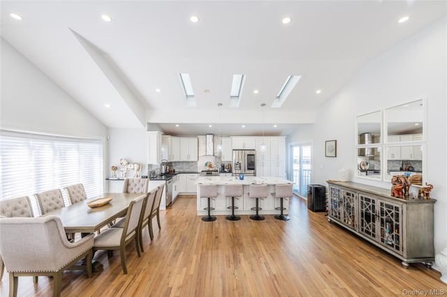 7 Dunhill Road, Manhasset Hills, NY 11040