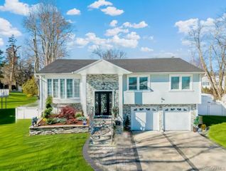 7 Dunhill Road, Manhasset Hills, NY 11040